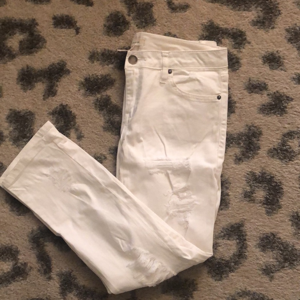 White distressed denim straight leg Jean